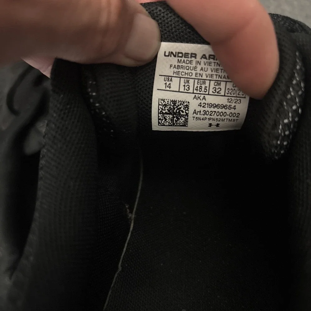 under armour 3027000-002 Size 14